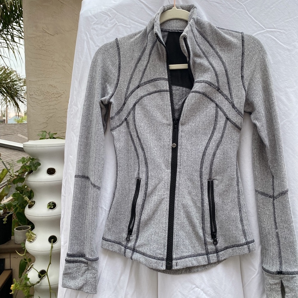 Rare lululemon lyrics define jacket size 4